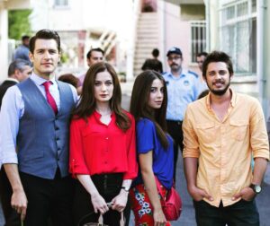 Özgün Karaman Instagram - Evdeyseniz bayramda el öpmeye geliyoruz! 
20.00 • TRT 1
