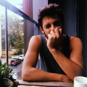 Özgün Karaman Instagram - Sabah okulu olup hâlâ uyumayanlar online mı? 😜