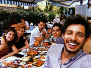 Özgün Karaman Instagram - Böyle dostluklar “darısı başınıza” 👋🏼 fotoğrafta olmayan güzel insanlar için bkz. 👉🏼 @barisyos @zelihaorman @modolunay @devrimyakut @erbulaksevinc @ilayerkok @burakcaan @nergiskumbasar @yukselti @dilekcelebireal