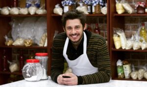 Özgün Karaman Instagram - Lamı cimi yok hepinizi akşama dükkana bekliyorum ☺️ 20.00 • TRT1