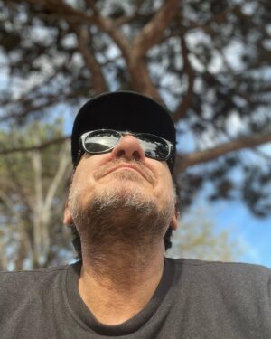 Özgür Ozan Instagram - 🤔😎☀️