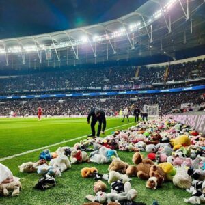 Özgür Ozan Instagram - 🦅 🦅🦅🇹🇷🇹🇷🇹🇷”çocuklar hiç ağlamasın  hep gülsün”🥲