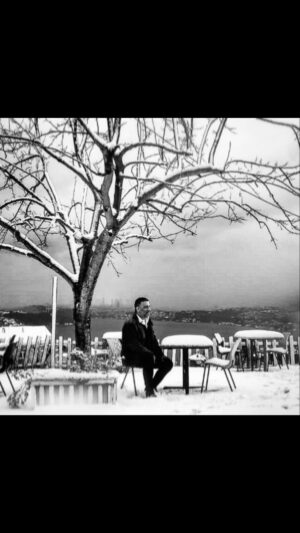 Özgür Ozan Instagram - Yarattığın kattığın herşey için teşekkürler USTACIM @sevketcoruh Dostluğumuz baki ama bir kanadım kırık seni özleyeceğim#arkasokaklar #dizi #mesut”Birlikte emekli olamadık”Biz bu dizinin sadece aktörleri değiliz…