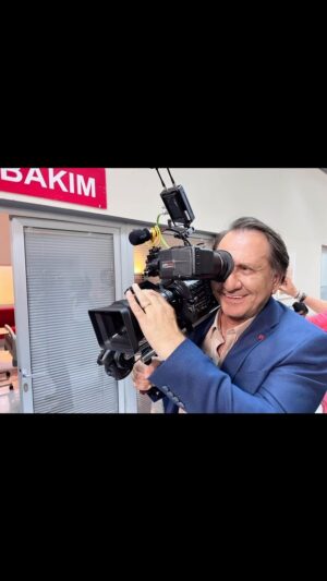 Özgür Ozan Instagram - Hep önünündeyim 🎥 biraz da arkası ✨ @arkasokaklarofficial @dmedia @kanald  #backstage🎬🎬🎬