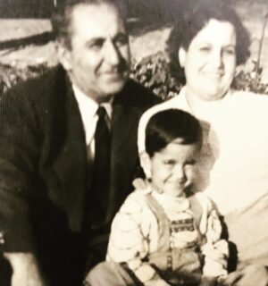 Özkan Uğur Instagram - Canım babacım seni sevgiyle anıyorum. Her zaman kalbimdesin #babalargünü