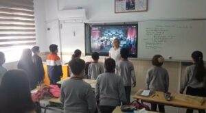 Özkan Uğur Instagram - Alanya Şehit Ömer Halisdemir  Ortaokulu Müzik öğretmenine ve öğrenci  kardeşlerimize 
çok teşekkür ederiz.
23 Nisan’da Sude şarkısıyla gösteri yapacaklarmış 
Başarılar Sevgiler 👏👏👏❤️