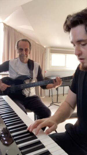 Özkan Uğur Instagram - Oğlumla müzik çalışmaları 2 @shanali.1