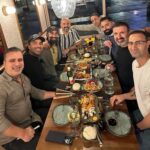 Özz Nûjen Instagram - I #Västerås med 🙏🏽❤️ bröderna på @restaurang_zakaya 🙌🏽❤️ så god och läcker mat och gott sällskap! Tacksam! ❤️ Spasdarim! #godmat #mat #cuisine #suryoye #kurd #hubo #noş