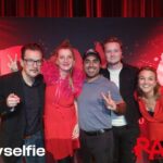 Özz Nûjen Instagram - Vilken jädra dundershow till avslut! Tack all ❤️ personal på @rawcomedyclub och alla ni i publiken för fyra fantastiska #standup kvällar på @hiltonstockholm ❤️😘🙌🏽 och tack @martencvetkovic för bokningen 😘❤️ @andrewickstroem @elinadurietz @elin_almen @_christersvensson #julshow #rawcomedy #standupshow