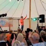 Özz Nûjen Instagram - Tack älskade publik och @trollhattansstad för en väldigt kul och bra #standup kväll 🙏🏽😘❤️ och tack @theresemcdonald75 för att vi fick köra ihop 🎤😊❤️🙌🏽