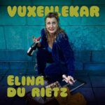 Özz Nûjen Instagram - Halloj! Ikväll släpps det biljetter till ”Vuxenlekar” en standup om att inte vilja bli stor… Premiär 13 mars #Uppsala och sen #Sthlm #Umeå #Norrköping och #Västerås (nästa vecka några städer till) Köp din bilj nu på elinadurietz.se/wp/ Av och med Elina Du Rietz Regi: Özz Nûjen Elina vill inte bli stor, hon har aldrig velat bli stor. Man kan kanske skylla på tv-programmet, FARBRORN SOM INTE VILLE BLI STOR, som etsat sig fast i Elinas sinne sedan hon såg den 1981. Elina är vuxen nu, och hon vet om det, fast hon vägrar att acceptera det. VUXENLEKAR är en stand up om Elina (och kanske hela hennes generation födda på 70-talet) som vägrar bli vuxna. Om dubbelmoralen, om fördomarna och om åldershetsen i samhället. Om rädslan att bli tråkig, att mogna, och att se sig själv i spegeln varje morgon och få en chock! Räkna med igenkänning. Även om du knappt fyllt 30. Elina ses regelbundet på de största stand up-klubbarna i Sverige, samt på tv och film. Senast såg ni Elina i Flykten till Östermalm, och tidigare har hon medverkat i allt ifrån Partaj och Solsidan till Jordskott och Tårtgeneralen. #standup #show #comedy #elinadurietz