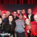 Özz Nûjen Instagram - Vilken jädra dundershow till avslut! Tack all ❤️ personal på @rawcomedyclub och alla ni i publiken för fyra fantastiska #standup kvällar på @hiltonstockholm ❤️😘🙌🏽 och tack @martencvetkovic för bokningen 😘❤️ @andrewickstroem @elinadurietz @elin_almen @_christersvensson #julshow #rawcomedy #standupshow