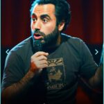 Özz Nûjen Instagram - Goddag vänner! 😘❤️ Rojbaş hevalno! Vi ses snart på standupklubbarna i vår 😘 Em ê hevdû di nêz da li klûbên standup vê baharê bibînin. Första klubbgigen är på @rawcomedyclub nu på fredag och lördag 26-27 jan I #Stockholm