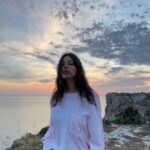 Úrsula Corberó Instagram – He vuelto a mi isla favorita con mi persona favorita 🦞 Feliç revetlla de Sant Joannnnnn btw ✨ Menorca, Islas Baleares