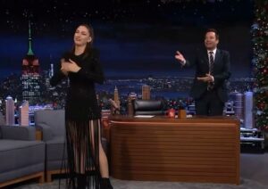 Úrsula Corberó Instagram - Ahhhhhhhhhhh 🤪🤪🤪 Thank you for having me, I had so much fun @jimmyfallon @fallontonight 💘
-
Chic@s chic@s gracias por tanto mensaje precioso. Qué noche inolvidable ✨