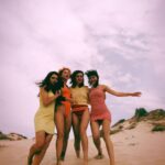 Úrsula Corberó Instagram - Mis amigas preciosas 💔 📸 @albertofromibiza
