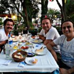 İlker Aksum Instagram - Foça'da dost muhabbeti...@engingunaydn @ergunuglu