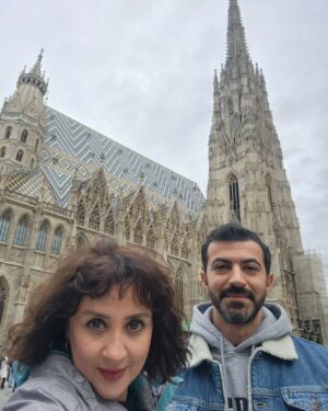 İrem Kahyaoğlu Instagram - 3 günde 3 ülke
 vlog yayinliycam.Çok kötü cektim ama olsun bunlarda londra viyana fotolar✈️🚍