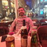 İrem Kahyaoğlu Instagram - 3 günde 3 ülke vlog yayinliycam.Çok kötü cektim ama olsun bunlarda londra viyana fotolar✈️🚍 Londra