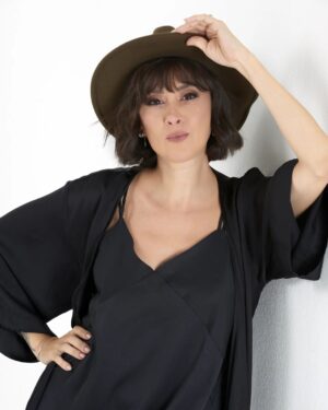 İrem Kahyaoğlu Instagram - 20 yıl sonra fotoğraf çektirmeye karar verdim.
Foto: @erdemavci.studyo 
Sac: @enesunalan 
Makyaj: @dilannnsen 
Styling: @irem_kahyaoglu :)