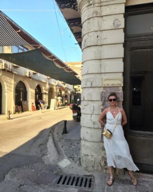 İrem Kahyaoğlu Instagram - Güneşin alnında yemeğe gelmisimdir yüzümde güller açıyordur