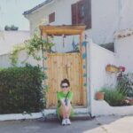 İrem Kahyaoğlu Instagram - Bazı etkili anlar 💚 eski sitelerde çocukluğum kokuyo burnuma size de net oluyodur dondurulmuş siteler onlar:) görünce o anlara gidersin işte öyle Bi an yaşadım hersey 80 lerden kalmaydı eskimeyen kokular ...ekteki şarkı 8 yaşimda iskelede tupras kampında (aliağada) dinledigim şarkı İznik Gölü