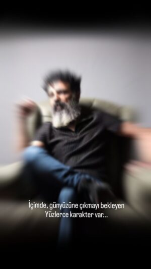 Şahverdi Ali Eren Instagram - En uzun yol, insanın kendi içine olan yolculuğudur.  Bu yüzden içindeki yolculuğa çıkmadan, vedalaşmak gerek kendinle. Çünkü kendini,  yedi yabancı gibi karşılayacaksın geri geldiğinde.
.
.
Hiç konuşmamış,
Hiç duymamış,
Hiç görmemiş,
Hiç dokunmamış.
.
.
Hoşcakal ile merhaba arası kadar bir muhabbet...
.
.
Ş.A.E.
.
Fotoğraf: @ugur_koc_photography