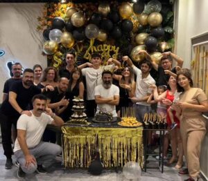 Şahverdi Ali Eren Instagram - 50 yıllık ömrümde ilk kez doğum günümde bu kadar mutlu oldum. Emeğinize yüreğinize sağlık. Orda olan olmayan herkese teşekkürler...