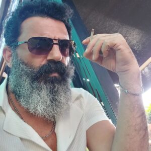 Şahverdi Ali Eren Instagram - .............kimim ben............
Kimsenin hesaplayamadiğı bir yaşta, 
kimsenin girmediği bir yarıştayım...
Tarih benimle başlayıp benimle biter,
Yine de kimse bulamaz beni...
Ne sonda, ne baştayım...
Ben birdim, üç yüz e böldüler.
Beni benimle her bir parçamda gördüler.
Oysa,
Düşman olmadım hiç kimseye...
Kendine düşmanlık edenler,
Geçmişte kalıp, kendilerini gömdüler...
Sonra onlar,
Her şeyin sebebi bilip beni,
Bir gece vakti,
Gelecekten habersiz gelecekler.
Ben kendimden, gelip geçen bir yolcuyum,
Belki de, Kainatı var edenin oğluyum.
Suskunluğum kendimden korkmamdan.
Şimdi konuşursam, kendimde boğulurum.
 Ş.a.e