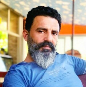 Şahverdi Ali Eren Instagram - Yeni Tiyatro oyunumuzun Mahmut bey karakteri için yeni imaj.. 
Fazla fark yok gibi siz ne dersiniz?
