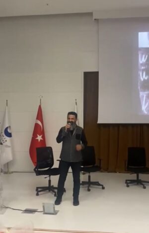 Şahverdi Ali Eren Instagram - Şehit ali karaoğlan anadolu lisesinde öğretmenler günü vesilesiyle sahnedeydim. Minnetle saygıyla kutlu olsun. 🙏🙏🙏 Sevgili müdürümüz Ercan Akgün ve emeği geçen  herkese teşekkürler..