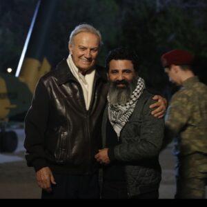 Şahverdi Ali Eren Instagram - Meslektaşlarımın arasında kendimi çok şanslı hissediyorum. Büyük usta @edizhunkaktusbahcesi ile aynı havayı solumak ve övgüsüne mazhar olmak bu projenin bana kattığı en büyük değerlerinden biriydi. Saygı ve hürmetle ellerinden öperim. 
.
@savascifox @foxturkiye @gariplergulsen @sahverdialieren  @sarpablo11 @murat.serezli @ersinolgac @alitarikfindik  @gulizarvatanlar  @serenayaktas  @cemkurtogluu  
@glgzlky  @erkanmrc @ekinmertdaymaz
@aniltetikcom #dizi #savaşçıseyfi #savaşçı #azerbaijan #tumblr #Eskişehir #istanbul #antalya #ankara #izmir #asia #bursa #van #actor