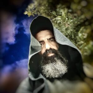 Şahverdi Ali Eren Instagram - Kırık gülde kanlı bülbülün teki,
Kanadına batmış gülün dikeni.
Yaralandım yine deymeyin içime,
Saplandı gözleri göz bebeğime.

Uçmaz olmuş Bülbül Gül yarasından,
Göçmüş gülsün diye Gül diyarından.
Düşmüşüm yola, çıkmayın önüme,
Ömrümü yol ettim, onun ömrüne.

İncinmesin diye Bülbül'ün bedeni,
Gül söküp atmış dikenlerini.
Yaralandım yine Değmeyin içime,
saplandı sözleri Öz yüreğime.

Kara sevdanındır dikeni kanadı.
Bütün dillerde aynı onun feryadı.
Yandı Yüreğim Değmeyin yandı
Koptu dikeni kırıldı kanadı.
Ş.a.e.
@savascifox @foxturkiye @gariplergulsen @sahverdialieren @brkokty23 @sarpablo11 @murat.serezli @ersinolgac @alitarikfindik @gayeturgutevin @mujdeuzman_official @melihakdemirr @kenan_mm @dogaanbayraktar @gulizarvatanlar 
@glgzlky 
#dizi #savaşçıseyfi #savaşçı #azerbaijan #tumblr #Eskişehir #istanbul #antalya #ankara #izmir #a #asia #x #bursa #van #actor #ak #k #v