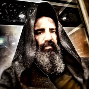Şahverdi Ali Eren Instagram - Hangi kancık toprağın tozu serpildi üstüme de,
Şimdi böyle boynu bükük durmaktayım.
Neden böyle Yıkık,
Böyle 
kırık bakıyorum.
Sanki binlerce yıllık enkazımın altındayım.
Ne günah işledim bilmiyorum. 
Ama Hep Sol Yanımdan vurulmaktayım. 
Sebepsiz değil elbet bu yol hikayem.
Ne vakit yola düşsem,
Kara kıyamet gölgelerde can bulmaktayım.
Nolur hiç bir şey Sorma...
Sadece yüreğime bak.
Çünkü;
Tüm cevapları orada saklamaktayım.
 Ş.a.e  2018