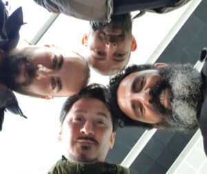 Şahverdi Ali Eren Instagram - Yine aralarına sızdım... Kimse çaktırmasın tanımadılar beni... 😂😂😂 @savascifox @foxturkiye @gariplergulsen @sahverdialieren @brkokty23 @murat.serezli @gayeturgutevin @sarpablo11 
#dizi #savaşçıseyfi #savaşçı #azerbaijan #tumblr #Eskişehir #istanbul #antalya #ankara #izmir #a #asia #x #bursa #van #actor #ak #k #v #r #m #z @mariustomaofficial @murathanofficial @doruksengezer