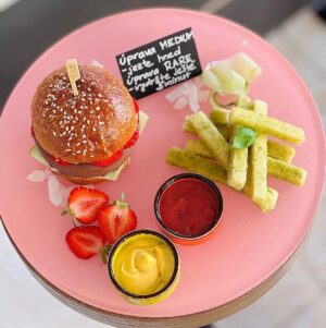 Šárka Divácká Instagram - ICE CREAM BURGER – ZMRZLINOVÝ HAMBÁČ 🍔🍦

Naši milí, co si budeme… Češi jsou národ burgrožroutů a podle našich statistik burger vytlačil už i pizzu, kebab a grilovaná kuřata. 🐥Kdo ještě nenavštívil nějaký burgerový festival, jako by nebyl. A který podnik nemá v nabídce burger, jako by neexistoval. 🤷‍♀️ A tak se neskutečné stalo skutečností, a i my jsme se rozhodli mít od zítřka v nabídce ten náš. Ale zmrzlinový. A z čeho se skládá? 🤓
1)	Fermentovaná BRIOŠKA
2)	Mučenková ZMRZLINA v mléčné čokoládě
3)	Kokosová MAJONÉZA
4)	Opražené mandle, čerstvá jahoda a okurka
👉A co by to bylo za burger, kdyby neměl svoje hranolky a nebyl v meníčku? To naše MENU obsahuje:
1)	ICE CREAM BURGER
2)	Bazalkové HRANOLKY
3)	Jahodový KEČUP
4)	Mangovou MAJONÉZU. 
👉ICE CREAM BURGER VÁM PŘIPRAVÍME AUTOMATICKY V ÚPRAVĚ MEDIUM. 
POKUD MÁTE RADĚJI ÚPRAVU RARE, S KONZUMACÍ POČKEJTE 3-5 MINUT. 🍔🤗 👉K dostání celoročně každý den do vyprodání zásob. 😁#sorrypecemejinak #icecream #icecreamburger #pastrychef #pastry #burgerfestival #burger #burgerlover #burgerfest #burgerporn