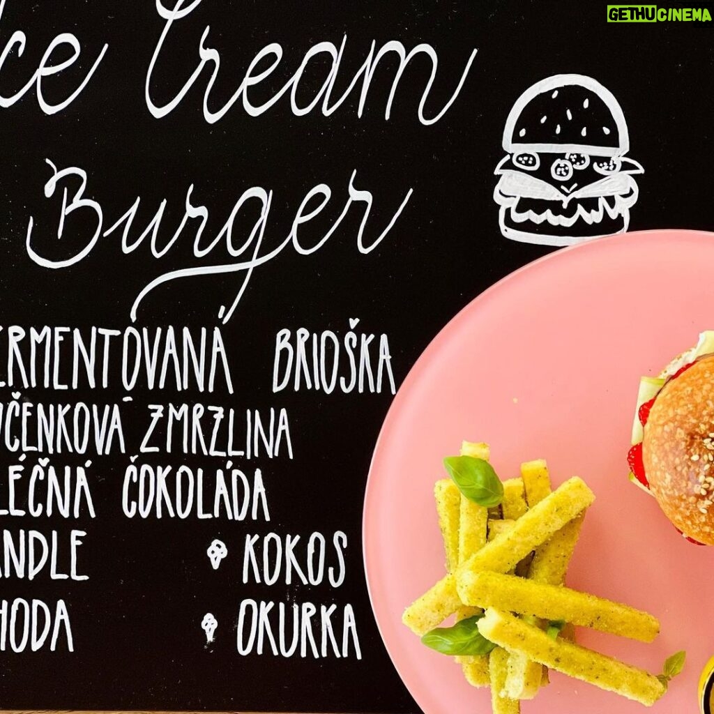 Šárka Divácká Instagram - ICE CREAM BURGER – ZMRZLINOVÝ HAMBÁČ 🍔🍦 Naši milí, co si budeme… Češi jsou národ burgrožroutů a podle našich statistik burger vytlačil už i pizzu, kebab a grilovaná kuřata. 🐥Kdo ještě nenavštívil nějaký burgerový festival, jako by nebyl. A který podnik nemá v nabídce burger, jako by neexistoval. 🤷‍♀️ A tak se neskutečné stalo skutečností, a i my jsme se rozhodli mít od zítřka v nabídce ten náš. Ale zmrzlinový. A z čeho se skládá? 🤓 1) Fermentovaná BRIOŠKA 2) Mučenková ZMRZLINA v mléčné čokoládě 3) Kokosová MAJONÉZA 4) Opražené mandle, čerstvá jahoda a okurka 👉A co by to bylo za burger, kdyby neměl svoje hranolky a nebyl v meníčku? To naše MENU obsahuje: 1) ICE CREAM BURGER 2) Bazalkové HRANOLKY 3) Jahodový KEČUP 4) Mangovou MAJONÉZU. 👉ICE CREAM BURGER VÁM PŘIPRAVÍME AUTOMATICKY V ÚPRAVĚ MEDIUM. POKUD MÁTE RADĚJI ÚPRAVU RARE, S KONZUMACÍ POČKEJTE 3-5 MINUT. 🍔🤗 👉K dostání celoročně každý den do vyprodání zásob. 😁#sorrypecemejinak #icecream #icecreamburger #pastrychef #pastry #burgerfestival #burger #burgerlover #burgerfest #burgerporn SORRY - PEČEME JINAK