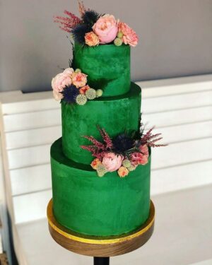 Šárka Divácká Instagram - Naši milí, věděli jste, že připravujeme i svatební dorty? Nikdy jsme to do světa příliš nehlásali. 🤗 Rok se však s rokem sešel a je tu začátek nové svatební sezóny. 👰 Kalendář se nám pomalu plní a znáte to – tohle není radno nechávat na poslední chvíli, tak raději vše připomínáme, aby někomu nezbyly oči pro pláč.🥲
To, jak může váš svatební dort vypadat a chutnat spolu s dalšími informacemi ohledně objednávání svatebního dortu najdete ve svatebním formuláři, v odkazu na našich fcb stránkách. 
Pokud chystáte jen malou svatbu, bude vám stačit logicky i menší dort. Ten „svůj“ si můžete vybrat v našem dortovém formuláři (odkaz na fcb), kde najdete dorty narozeninové i vhodné ke všem dalším příležitostem. 🤗
Také můžete psát na email: info@sorry-jinak.cz nebo ještě raději volejte na tel.č.: 607112222.
Svatbám zdar. 🫶#sorrypecemejinak #wedding #weddingday #svatba #svatebnidort #svatebnidekorace #weddingcqke #pastry #pastrychef #pastrylove