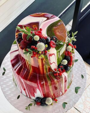 Šárka Divácká Instagram - Naši milí, věděli jste, že připravujeme i svatební dorty? Nikdy jsme to do světa příliš nehlásali. 🤗 Rok se však s rokem sešel a je tu začátek nové svatební sezóny. 👰 Kalendář se nám pomalu plní a znáte to – tohle není radno nechávat na poslední chvíli, tak raději vše připomínáme, aby někomu nezbyly oči pro pláč.🥲
To, jak může váš svatební dort vypadat a chutnat spolu s dalšími informacemi ohledně objednávání svatebního dortu najdete ve svatebním formuláři, v odkazu na našich fcb stránkách. 
Pokud chystáte jen malou svatbu, bude vám stačit logicky i menší dort. Ten „svůj“ si můžete vybrat v našem dortovém formuláři (odkaz na fcb), kde najdete dorty narozeninové i vhodné ke všem dalším příležitostem. 🤗
Také můžete psát na email: info@sorry-jinak.cz nebo ještě raději volejte na tel.č.: 607112222.
Svatbám zdar. 🫶#sorrypecemejinak #wedding #weddingday #svatba #svatebnidort #svatebnidekorace #weddingcqke #pastry #pastrychef #pastrylove