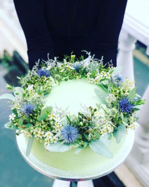 Šárka Divácká Instagram - Naši milí, věděli jste, že připravujeme i svatební dorty? Nikdy jsme to do světa příliš nehlásali. 🤗 Rok se však s rokem sešel a je tu začátek nové svatební sezóny. 👰 Kalendář se nám pomalu plní a znáte to – tohle není radno nechávat na poslední chvíli, tak raději vše připomínáme, aby někomu nezbyly oči pro pláč.🥲
To, jak může váš svatební dort vypadat a chutnat spolu s dalšími informacemi ohledně objednávání svatebního dortu najdete ve svatebním formuláři, v odkazu na našich fcb stránkách. 
Pokud chystáte jen malou svatbu, bude vám stačit logicky i menší dort. Ten „svůj“ si můžete vybrat v našem dortovém formuláři (odkaz na fcb), kde najdete dorty narozeninové i vhodné ke všem dalším příležitostem. 🤗
Také můžete psát na email: info@sorry-jinak.cz nebo ještě raději volejte na tel.č.: 607112222.
Svatbám zdar. 🫶#sorrypecemejinak #wedding #weddingday #svatba #svatebnidort #svatebnidekorace #weddingcqke #pastry #pastrychef #pastrylove