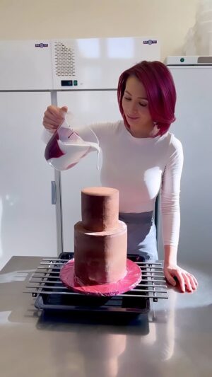 Šárka Divácká Instagram - PŘÍRUČKA SVATEBNÍCH DORTŮ. 🤗 Naše milé sladké NEVĚSTY a CUKRÁŘKY, které potencionálním nevěstám připravujete jejich vysněný svatební dort. Sepsali jsme pro nás i vás podrobný manuál (tzv. PŘÍRUČKU SVATEBNÍCH DORTŮ) a posíláme ji “do oběhu”. 
Ta slouží:
1)	Právě NEVĚSTÁM, aby si u NÁS vybrali ten svůj nejdokonalejší dort, zorientovali se v nabídce a v teple domova si potom se svou drahou polovičkou vše promysleli. Najdete v něm veškeré informace, které vám při objednávání svatebního dortu nedají spát (ohledně vzhledu, příchutě, velikosti, ceny, …). 
Svatební a plavková sezóna 2023 se blíží. 🤗
2)	A také vám CUKRÁŘKÁM pro ty vaše nevěsty. PŘÍRUČKA SVATEBNÍCH DORTŮ vám ušetří spoustu času a energie s komunikací a domluvou s nevěstami, které zbaví strachu z převozu dortu a usnadní jim rozhodování.  Najdete v ní i spoustu dalších tipů a cukrářských technologických fíglů. Doufáme, že se vám PŘÍRUČKA BUDE HODIT. PŘIZPŮSOBTE SI JI PODLE SVÉ NABÍDKY, KOPÍRUJTE A POSÍLEJTE JI DÁL. SVATBY JSOU NÁROČNÉ PRO VŠECHNY STRANY, A TAK AŤ SI TO CO NEJVÍCE USNADNÍME A NAVZÁJEM SI POMŮŽEME. ❤️🙏Odkaz najdete na našich fcb stránkách nebo si o něj napište. #trvalotosakradlouho #weddingcake #sorrypecemejinak #kamvbrne #pastry #pastrylife #mirrorglazecake #cheflife