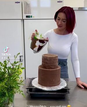 Šárka Divácká Instagram - CUKRÁŘ WANTED
Naše milé sladké Brno a okolí. Opět hledáme. A proč? Jsme totiž samé holky a ty se zasnubují, do roka a do dne vdávají a pak čekají až přiletí čáp. ✨Vzlyk… 🥹A tak nám opět chybí další ruce. Ty vaše. (čekat na všechnu tu drobotinu, než doroste do produktivního věku, totiž nemůžeme🙈🤭). 
A co je (ty ruce) můžeme naučit? A s čím a na čem budou pracovat? Tak čtěte dále a vám ostatním (moc) děkujeme za případné sdílení! ❤️🙏
Životopisy a kontaktní informace posílejte na info@sorry-jinak.cz

Nabízíme: 
• Nadstandardní platové ohodnocení 
• Práci s nejnovějšími technologiemi (TEMPEROVACÍ STROJ, THERMOMIX, ETÁŽOVÁ PEC MIWE CONDO atp)
• Porozumění cukrářským procesům z technologického hlediska (např. vyvažování receptury, chápání procesů, které jsou spojené s mísením surovin, šleháním, PH, vlhkostí vzduchu atp.)
• Při postupném chápání procesů, následuje možnost vytváření vlastních originálních receptur
• Kreativní prostředí, zázemí skvěle fungujícího podniku s přátelským a sehraným kolektivem
• Uznání za kvalitně odvedenou práci a možnost seberealizace (často je u nás slyšet „Dobrá práce, týme“)

Náplň práce:
• Příprava, tvoření a prezentace dortů a dalších dezertů z kvalitních surovin v souladu s filozofií Sorry pečeme jinak
• Tvoření a vyvíjení receptů z neobvyklých kombinací surovin spolu s udržováním čistého a bezpečného pracovního prostředí

Požadujeme:
• Ambici pracovat v Sorry, pj dlouhodobě, být rozhodnutý pro práci cukráře a zájem o samotnou práci
• Zkušenost s gastro provozem (příp. zkušenosti a ochotu pracovat krátký/dlouhý týden)
• Kreativní a otevřenou mysl
• Preciznost a trpělivost s vlastní osobou při zaučování
• Schopnost samostatně a rychle se rozhodovat
• Pracovitost, svižnost a odolnost vůči stresu
• Schopnost týmové spolupráce