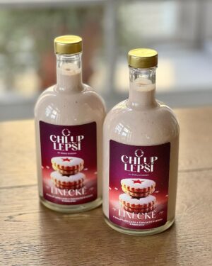 Šárka Divácká Instagram - „O CHLUP LEPŠÍ“ POHÁDKOVÉ VÁNOCE ❤️🌲❄️
Naše milá Česká i Slovenská republiko, rok se s rokem sešel a jsou tu opět Vánoce. Ani tento rok neporušíme naše zvyky a s kůží na trh jdeme se zbrusu novou vánoční kolekcí „O chlup lepších likérů“. A že se máte na co těšit! Je to totiž pohádka. A tu zasíláme po celé ČR I SR. Jste připraveni? Tak se hezky usaďte, zavřete oči a poslouchejte:
1) GREENCH – o chlup lepší likér se zeleným jablkem, medem a Absinthem
Grinch : „Možná, že se Vánoce nedají koupit...a proto je nemůžu ani uloupit.“ 👻
2) POPELKA - o chlup lepší likér s kávou a lískovým oříškem 🌰
Preceptor: „Výsosti! Výsosti, co mně to děláte? Výsosti, vaše studium!
Princ: „Do lesa!” 
3) LINECKÉ - o chlup lepší likér s rybízem, vanilkou a citronem 🍋
Co by to bylo za Vánoce, bez tekutého cukroví…? Jako od babičky. ✌️😉
4) TICHÁ NOC – o chlup lepší likér s fazolemi, bílou čokoládou a vanilkou 🫘
„Tichá noc, svatá noc, jala lid v blahý klid“. Na kolik to bude klidná „Tichá noc“ s naším likérem se teprve ještě uvidí. 😉
5) AJRKOŇAK – o chlup lepší likér se skořicí vanilkou a zase… vanilkou 
Klasika všech klasik. Bez ní by se o Vánocích země vychýlila ze své osy. 
6) TONKOVNÍK – tonka boby a mléčná čokoláda. Simply the best. 
A jak už to v pohádkách bývá: „Zazvonil zvonec a…” ❤️Pohádky není konec - „O chlup lepší pohádkové likéry“ totiž můžete objednávat na našich stránkách. Likéry zasíláme po celé ČR I SR. Odkaz najdete v BIU nebo klasika velký bratr Google. 😉🫶/ #sorrypecemejinak #eggnog #vajecnyliker #brno #brnomycity #kamvbrne #whereinbrno #pastry #crazylife #pastrychef #cheflife