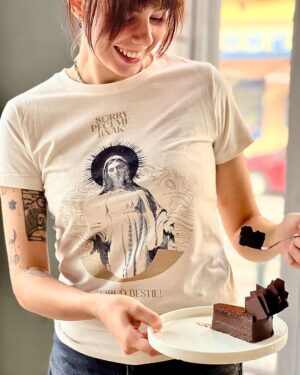 Šárka Divácká Instagram - DĚKUJI MOJI MILÍ POLNÍ I TI PŘESPOLNÍ, DĚKUJI MŮJ TÝME aneb VYHLÁŠENÍ GOURMET BRNO 2023 🫶
Neuvěřitelné se stalo skutečností. 🤗 Včera proběhlo vyhlašování nejlepších podniků města Brna a jihomoravského kraje. My jsme opět obhájili první místo v kategorii cukrárna/kavárna. 🍰
Nesmírně si toho vážím! 🙏 Má to ale jedno malé ALE… ✌️ Vždy totiž zazní moje jméno. ALE právě toto nádherné ocenění již dlouhodobě nepatří mně. Patří mým lidem, mému úžasnému týmu. ❤️ Už dávno totiž nezvládám péct dorty, věnuji se především operativě a vymýšlení nových bláznivých kombinací. Když jsem začínala podnikat, naivně jsem se domnívala, že paretovo pravidlo 80/20 bude ve prospěch kreativy a vytváření/pečení dortů, a to malé promile operativa. A ejhle – ono, je to přesně naopak. 80% operativa a 20% kreativa. A nebýt mého týmu, nemohli bychom vám, zákazníkům, poskytovat takový servis, v takové kvalitě. Z celého srdce Vám, kočky, děkuju! A děkuji také vám, našim věrným zákazníkům. Bez vás by nebylo nás a naopak. Uzavřený kruh. Symbióza. 🙏🤗 Ať nám/vám štěstí neuletí. Šárka ❤️#sorrypecemejinak @veru_dornakova @kristynadrbalova @aliceciernikova @ldlabaja @dananevim @yuliyanazim @zuzatobiasova @_kaccik15_ @kristina.ziaranova @verdaa_rojkovicova @michaelrygl @nicolemullerova a další a další účinkující 😆❤️🙏🙏 #pastry #brno #brnomycity #gotobrno #tic @ticbrno @gourmetbrno
