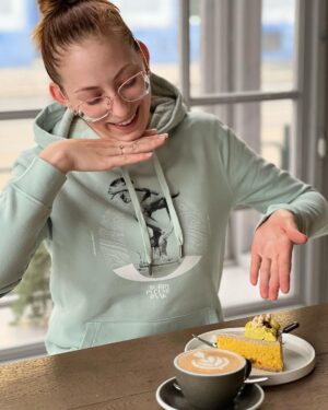 Šárka Divácká Instagram - DĚKUJI MOJI MILÍ POLNÍ I TI PŘESPOLNÍ, DĚKUJI MŮJ TÝME aneb VYHLÁŠENÍ GOURMET BRNO 2023 🫶
Neuvěřitelné se stalo skutečností. 🤗 Včera proběhlo vyhlašování nejlepších podniků města Brna a jihomoravského kraje. My jsme opět obhájili první místo v kategorii cukrárna/kavárna. 🍰
Nesmírně si toho vážím! 🙏 Má to ale jedno malé ALE… ✌️ Vždy totiž zazní moje jméno. ALE právě toto nádherné ocenění již dlouhodobě nepatří mně. Patří mým lidem, mému úžasnému týmu. ❤️ Už dávno totiž nezvládám péct dorty, věnuji se především operativě a vymýšlení nových bláznivých kombinací. Když jsem začínala podnikat, naivně jsem se domnívala, že paretovo pravidlo 80/20 bude ve prospěch kreativy a vytváření/pečení dortů, a to malé promile operativa. A ejhle – ono, je to přesně naopak. 80% operativa a 20% kreativa. A nebýt mého týmu, nemohli bychom vám, zákazníkům, poskytovat takový servis, v takové kvalitě. Z celého srdce Vám, kočky, děkuju! A děkuji také vám, našim věrným zákazníkům. Bez vás by nebylo nás a naopak. Uzavřený kruh. Symbióza. 🙏🤗 Ať nám/vám štěstí neuletí. Šárka ❤️#sorrypecemejinak @veru_dornakova @kristynadrbalova @aliceciernikova @ldlabaja @dananevim @yuliyanazim @zuzatobiasova @_kaccik15_ @kristina.ziaranova @verdaa_rojkovicova @michaelrygl @nicolemullerova a další a další účinkující 😆❤️🙏🙏 #pastry #brno #brnomycity #gotobrno #tic @ticbrno @gourmetbrno