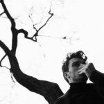 Šimon Bilina Instagram - Vzpomínka na ruskýho fotografa Igora Klepneva, kterýho sem potkal při natáčení jedný reklamy, kde mým úkolem bylo hrát na gigantický varhany v ještě gigantičtějším kostele, kde se producírovalo na tři stovky nejrůznějších postav. Pak za mnou přišel a oslovil mě na focení. Nikdy předtím sem nic moc podobnýho nedělal, že bych jen tak chodil městem a nechal se fotit😂.. a tak aspoň vznikla tahle kouzelná fotka kde si zrovinka utírám nudli (páč byla hrozná zima a já se tehdy ještě neotužoval🤭🌊)… Psal jsem mu na začátku invaze, ale furt sem od něj pochopitelně nedostal žádnou zprávu)… Fakt sme si lidsky sedli.. a já se těšim až ho uvidim znova:) jo a má stejně jako já oba rodiče doktory:) Zakořeněný pondělí vinšuju🧬💀🪶 Karlův Most (Charles Bridge)