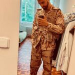 Šimon Bilina Instagram - KOSTÝM, VDĚČNOST, VZKAZ Přesně před tejdnem tomu byli dva roky co sme začali tohle dobrodružství. Vstupovat do postavy ošetřovatele plazů, ale především vál. veterána a často v něm trávit víc času než v Sobě je fakt mazec…❤️mám tuze velkej respekt k týhle profesi. Kor když ji někdo vykonává “vědomě” a nestane se jen “ovečkou, loutkou.” To je ale na delší povídání. O tom třeba jindy. Mám tu ale jednu historku, která je tak neuvěřitelná, až na to, že se stala🤪… Hned na začátku, kdy se začlo vysílat, a všechno bylo ještě takový křehký, se ke mně přichomejtl místní zaměstnanec… jinak skvělej chlapík😀, že mi jeho kamarád - voják z povolání, kterej asi 5x absolvoval misi v Iráku, několikrát v Afghánistánu, Mali atd…posílá vzkaz..🤔 Zcepeněl sem, pokaděnej až za ušima, co že mi to jde říct. Intuice nezklamala: “***** ti vzkazuje, že si máš dávat bacha na to, jak ho hraješ, že to nemaj moc rádi…!” Tududum.. Asi tušíte jak sem se mohl cítit. djdosnasifdjdodkdkn🗿😶‍🌫️🤣… teď se tomu směju, ale tehdy by se ve mně krve nedořezal. Život šel dál a Vám nezbyde nic jinýho než se s tím naučit žít. Moc si to nepřipouštět, být bdělej, a dělat vše, jak nejlíp dovedete👍🤣🪶… Před nedávnem mi přišel vzkaz další. Stejnej odesílatel… Nechápu to doteď. Pokoušel jsem se mu to 1000x vrátit, že tohle vůbec nemůžu přijmout. Trval na tom, že je to pro mě…. medaile. Cože, medaile??! Medaile přímo z jeho misí. Prostě mi jí dal a já ho nemohl odmítnout, trval na tom. Nevím, jestli to bylo z lítosti🤠…,protože jich měl už moc, nebo že se nějak stalo že se mi vytvořil prostor pro tu postavu v srdci, ale každopádně jsme si zavolali a bylo to moc příjemný povídání. Mám prý dojet na návštěvu. Jsem vděčnej, že tohle můžu zažívat, a sledovat kam mě to vede. Když trávíte víc času v postavě než v Sobě (berte s nadhledem), lecčemu se naučíte. Tak za to děkuju🪷.. a může to bejt i takhle bláznivý🪶🃏🛡️ PS:za mojí SexVMetruální fotku na začátku se omlouvám🗿🐍🦒🐊 #2media #primazoo @prima_zoo #2media #dracak #hadak Safari Park Dvůr Králové