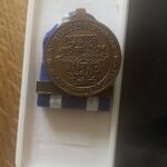 Šimon Bilina Instagram - KOSTÝM, VDĚČNOST, VZKAZ Přesně před tejdnem tomu byli dva roky co sme začali tohle dobrodružství. Vstupovat do postavy ošetřovatele plazů, ale především vál. veterána a často v něm trávit víc času než v Sobě je fakt mazec…❤️mám tuze velkej respekt k týhle profesi. Kor když ji někdo vykonává “vědomě” a nestane se jen “ovečkou, loutkou.” To je ale na delší povídání. O tom třeba jindy. Mám tu ale jednu historku, která je tak neuvěřitelná, až na to, že se stala🤪… Hned na začátku, kdy se začlo vysílat, a všechno bylo ještě takový křehký, se ke mně přichomejtl místní zaměstnanec… jinak skvělej chlapík😀, že mi jeho kamarád - voják z povolání, kterej asi 5x absolvoval misi v Iráku, několikrát v Afghánistánu, Mali atd…posílá vzkaz..🤔 Zcepeněl sem, pokaděnej až za ušima, co že mi to jde říct. Intuice nezklamala: “***** ti vzkazuje, že si máš dávat bacha na to, jak ho hraješ, že to nemaj moc rádi…!” Tududum.. Asi tušíte jak sem se mohl cítit. djdosnasifdjdodkdkn🗿😶‍🌫️🤣… teď se tomu směju, ale tehdy by se ve mně krve nedořezal. Život šel dál a Vám nezbyde nic jinýho než se s tím naučit žít. Moc si to nepřipouštět, být bdělej, a dělat vše, jak nejlíp dovedete👍🤣🪶… Před nedávnem mi přišel vzkaz další. Stejnej odesílatel… Nechápu to doteď. Pokoušel jsem se mu to 1000x vrátit, že tohle vůbec nemůžu přijmout. Trval na tom, že je to pro mě…. medaile. Cože, medaile??! Medaile přímo z jeho misí. Prostě mi jí dal a já ho nemohl odmítnout, trval na tom. Nevím, jestli to bylo z lítosti🤠…,protože jich měl už moc, nebo že se nějak stalo že se mi vytvořil prostor pro tu postavu v srdci, ale každopádně jsme si zavolali a bylo to moc příjemný povídání. Mám prý dojet na návštěvu. Jsem vděčnej, že tohle můžu zažívat, a sledovat kam mě to vede. Když trávíte víc času v postavě než v Sobě (berte s nadhledem), lecčemu se naučíte. Tak za to děkuju🪷.. a může to bejt i takhle bláznivý🪶🃏🛡️ PS:za mojí SexVMetruální fotku na začátku se omlouvám🗿🐍🦒🐊 #2media #primazoo @prima_zoo #2media #dracak #hadak Safari Park Dvůr Králové
