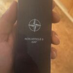 Šimon Bilina Instagram - KOSTÝM, VDĚČNOST, VZKAZ Přesně před tejdnem tomu byli dva roky co sme začali tohle dobrodružství. Vstupovat do postavy ošetřovatele plazů, ale především vál. veterána a často v něm trávit víc času než v Sobě je fakt mazec…❤️mám tuze velkej respekt k týhle profesi. Kor když ji někdo vykonává “vědomě” a nestane se jen “ovečkou, loutkou.” To je ale na delší povídání. O tom třeba jindy. Mám tu ale jednu historku, která je tak neuvěřitelná, až na to, že se stala🤪… Hned na začátku, kdy se začlo vysílat, a všechno bylo ještě takový křehký, se ke mně přichomejtl místní zaměstnanec… jinak skvělej chlapík😀, že mi jeho kamarád - voják z povolání, kterej asi 5x absolvoval misi v Iráku, několikrát v Afghánistánu, Mali atd…posílá vzkaz..🤔 Zcepeněl sem, pokaděnej až za ušima, co že mi to jde říct. Intuice nezklamala: “***** ti vzkazuje, že si máš dávat bacha na to, jak ho hraješ, že to nemaj moc rádi…!” Tududum.. Asi tušíte jak sem se mohl cítit. djdosnasifdjdodkdkn🗿😶‍🌫️🤣… teď se tomu směju, ale tehdy by se ve mně krve nedořezal. Život šel dál a Vám nezbyde nic jinýho než se s tím naučit žít. Moc si to nepřipouštět, být bdělej, a dělat vše, jak nejlíp dovedete👍🤣🪶… Před nedávnem mi přišel vzkaz další. Stejnej odesílatel… Nechápu to doteď. Pokoušel jsem se mu to 1000x vrátit, že tohle vůbec nemůžu přijmout. Trval na tom, že je to pro mě…. medaile. Cože, medaile??! Medaile přímo z jeho misí. Prostě mi jí dal a já ho nemohl odmítnout, trval na tom. Nevím, jestli to bylo z lítosti🤠…,protože jich měl už moc, nebo že se nějak stalo že se mi vytvořil prostor pro tu postavu v srdci, ale každopádně jsme si zavolali a bylo to moc příjemný povídání. Mám prý dojet na návštěvu. Jsem vděčnej, že tohle můžu zažívat, a sledovat kam mě to vede. Když trávíte víc času v postavě než v Sobě (berte s nadhledem), lecčemu se naučíte. Tak za to děkuju🪷.. a může to bejt i takhle bláznivý🪶🃏🛡️ PS:za mojí SexVMetruální fotku na začátku se omlouvám🗿🐍🦒🐊 #2media #primazoo @prima_zoo #2media #dracak #hadak Safari Park Dvůr Králové