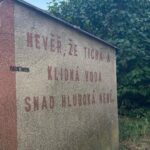 Šimon Bilina Instagram - Kukokli hvězdokupy stékaj po věži kostela zvuk tekoucích řek nahýho pianina ladí s boucháním dveří a zvuku mobilů těch, co snad čekaj na odpovědi poprvé po dlouhejch měsících hledíme vzhůru tam okdud naši předci na Nás svítěj že prej každá ta hvězda jsou ti co tu byli před Náma a že my tam taky pudem, řikal Lukáš svítěj Nám na ty naše roztomile vtipný životy co tu vedeme se všema těma strachama a sračkama se všim tím co nedodechnem před rokem přesně na den odešel Franta Segrado možná právě on má dneska tam v nebesích směnu vtiskávám si do Sebe tenhle moment protože tenhle moment je ten poslední vtiskávám si tenhle moment a celej ti ho přes spojku posílám přesně tam kde teď jsi přijde ještě teplej jako je teplá tahle noc a bude vonět borovicí a čistotou, však víš párkrát se v něm proletí netopýři to je šťastný znamení možná na něm zbyde trocha rosy možná se cestou k Tobě trochu pomačká a tak ztratí něco ze svý dokonalosti K čemu je ale obal, když jsi tu Ty @kukokli_ je síla…Stvořili jí tyhle hvězdy @johankau a @miriam_macnerova ⭐️⭐️ ❤️ Chrastava